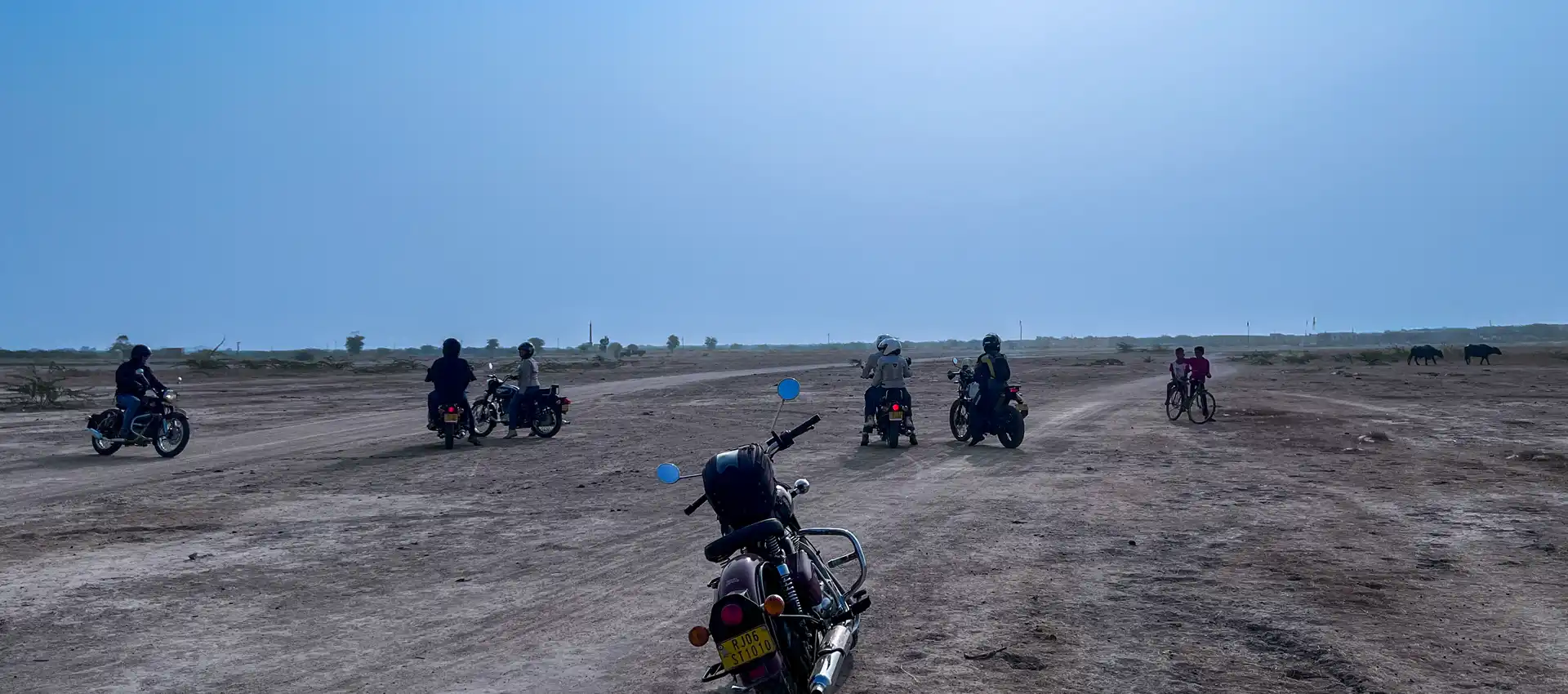 Motorreis Rajasthan – India op een Royal Enfield Groep motorrijders op Royal Enfield door het landschap van Rajasthan in India