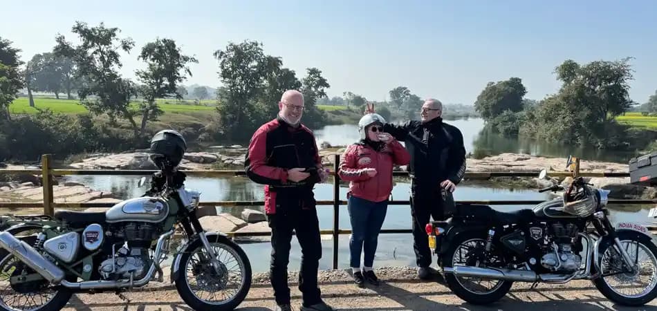 Royal Enfield motorreis door Centraal-India | Indian Rides Reizigers met Royal Enfield-motoren tijdens een begeleide rondreis door Centraal-India met Indian Rides