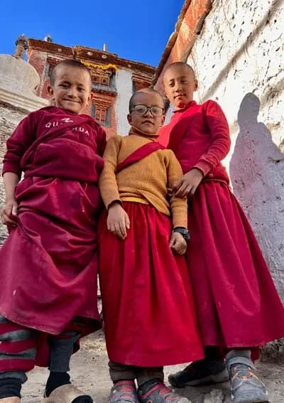 Jonge boeddhistische monniken in Ladakh Jonge boeddhistische monniken in een klooster in Ladakh