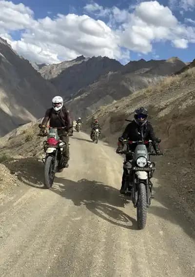 Motorreis door Ladakh Motorrijders op een bergweg tijdens een motorreis door Ladakh